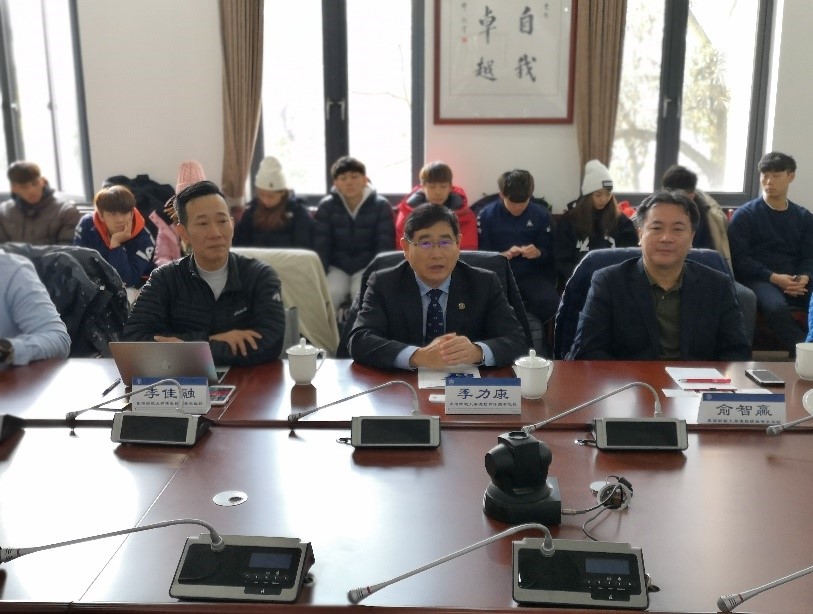 4.台湾师范玩球直播运动与休闲玩球直播体育主管季力康介绍玩球直播情况.jpg 玩球直播欧冠直播